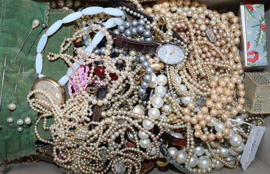 A quantity of mixed jewellery including costume and silver.